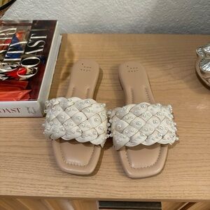 Like New Women's Cream Pearl Embellished Slides